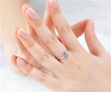 中指戴戒指什么意思女 戒指的戴法和意义是什么_婚庆知识_婚庆百科_齐家网