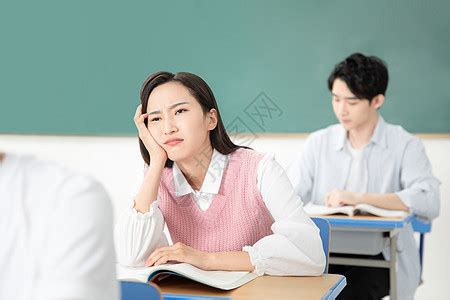 在大学听老师讲课的学生后视图高清图片下载-正版图片502567327-摄图网