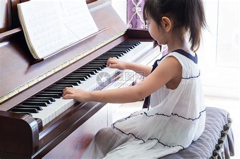 小女孩学琴高清图片下载-正版图片501579236-摄图网