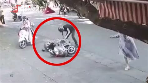 广西一男子持凶器当街追人割车胎，目击者：行为很奇怪_凤凰网视频_凤凰网