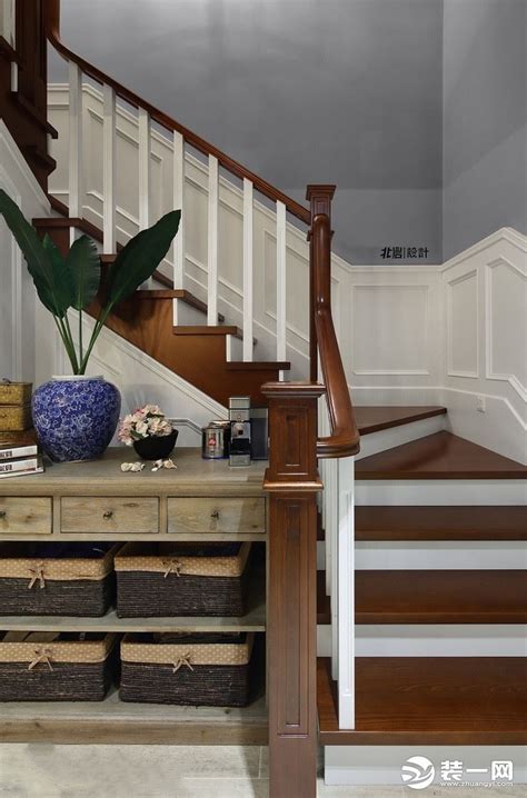 美式风格别墅室内全木楼梯间装修效果图 – 设计本装修效果图