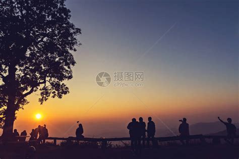 人民和树木与壮丽的日落相映成趣高清图片下载-正版图片507406106-摄图网