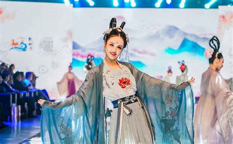 国潮汉风致敬传统文化，青年学子设计的汉服登上时装周舞台
