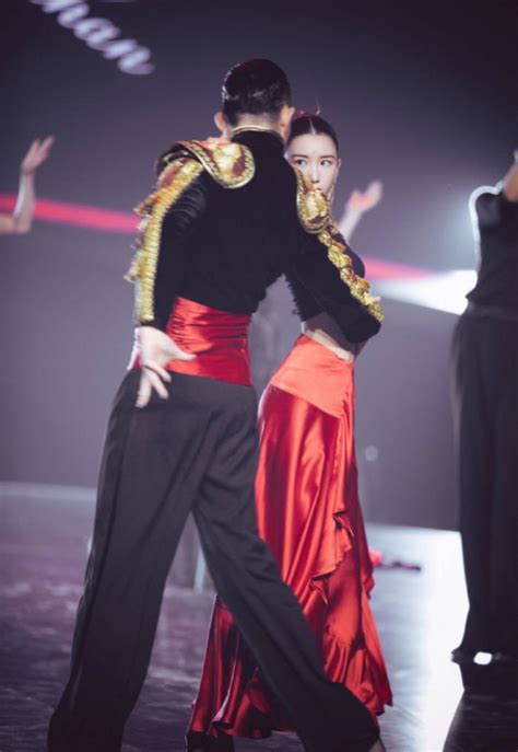 关晓彤光脚穿肚脐装跳舞太惊艳，多年经典舞蹈再次被重现_腾讯视频