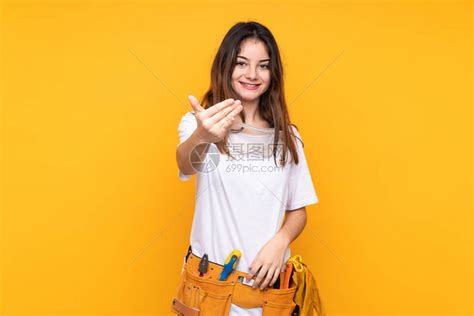 年青的女电工在黄色背景与世隔高清图片下载-正版图片503726081-摄图网