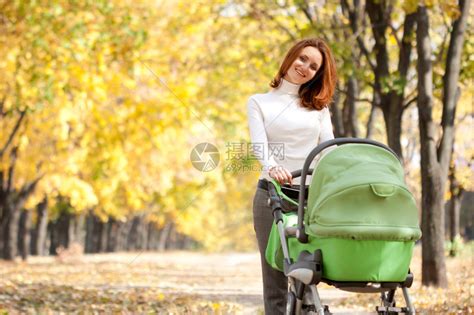 快乐的年轻母亲与婴儿在高清图片下载-正版图片504688120-摄图网