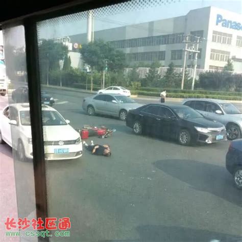 大连一路口突发交通事故 摩托车撞轿车侧面骑手倒地不起_社会_长沙社区通