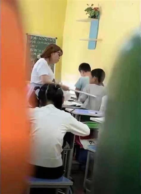 河南幼儿园老师持棍棒殴打孩童 涉事老师被控制_手机新浪网