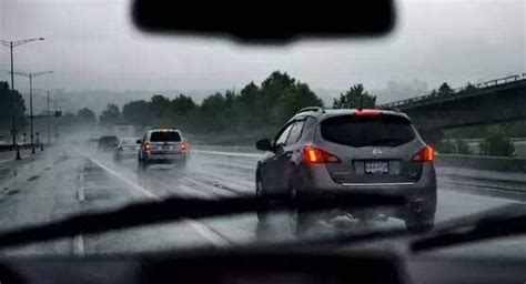 大雨天气，车辆不幸被雨水浸泡，你知道该如何报保险吗？_凤凰网