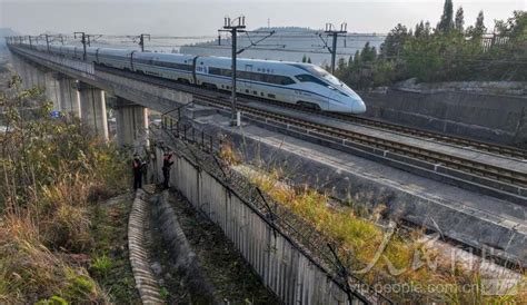 贵州铜仁：优化警力巡查保铁路运输安全-人民图片网