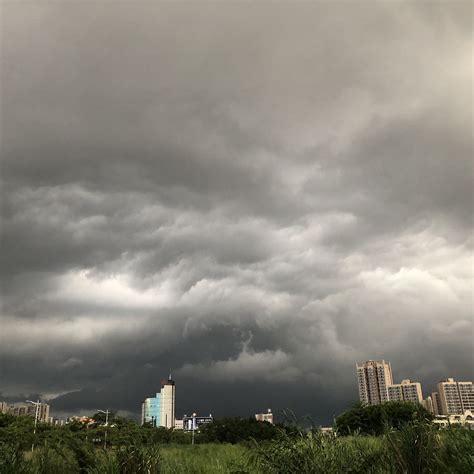 暴雨前天空中的乌云云层高清图片下载-正版图片600774098-摄图网