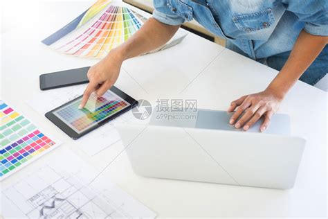 图形设计师在工作场所使用图形平板调色专业的随意高清图片下载-正版图片307826267-摄图网