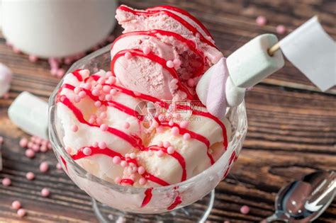 草莓香蕉和奶油罗马人冰淇淋在玻璃碗里加红酱圣代夏天冷冻高清图片下载-正版图片307990077-摄图网
