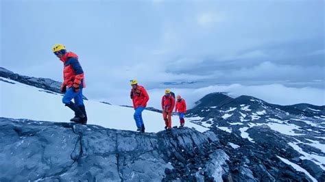 山顶上的队伍剪影图片-成功登上顶峰的攀登者剪影素材-高清图片-摄影照片-寻图免费打包下载