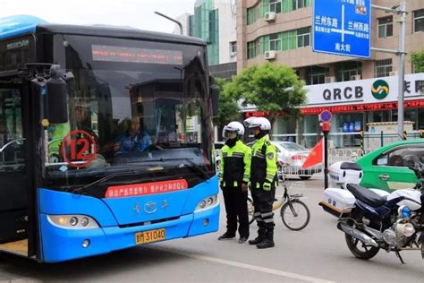 庆阳公安交警开展公交车、出租车交通违法整治（一）__凤凰网