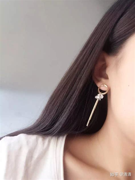 温柔耳环圆脸女生头像