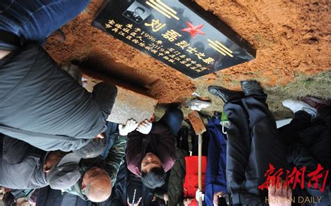 95后消防员刘磊救人牺牲 常德石门十万人迎接烈士刘磊“回家”|湘沪资讯|新闻|湖南人在上海