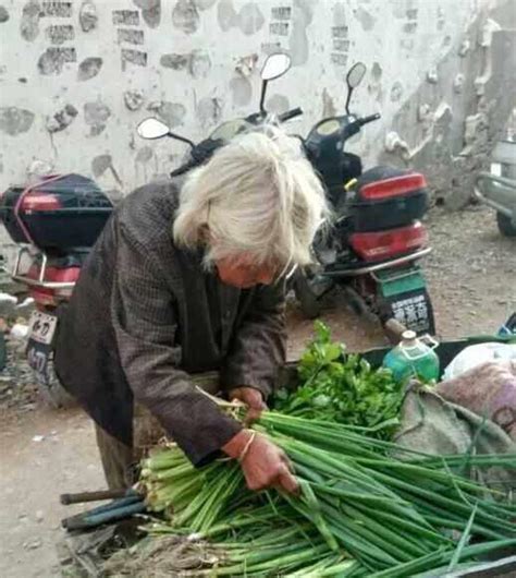年迈老人卖菜图片,菜市场卖菜图片,卖菜的老人_大山谷图库