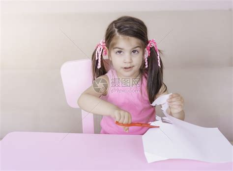 可爱的小女孩在做美工高清图片下载-正版图片307206524-摄图网