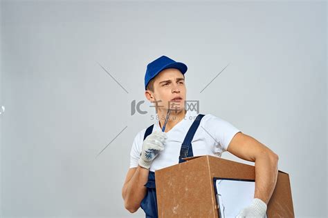 手拿盒子的男工送货装载服务包装服务高清摄影大图-千库网