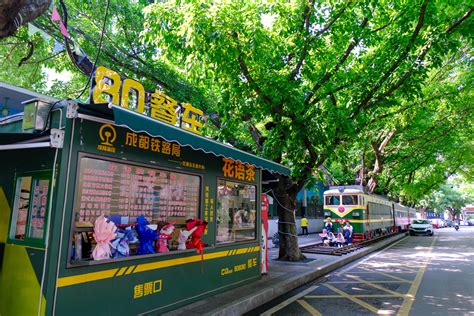 重庆街头惊现世界最大辣椒雕塑，游客纷纷拍照