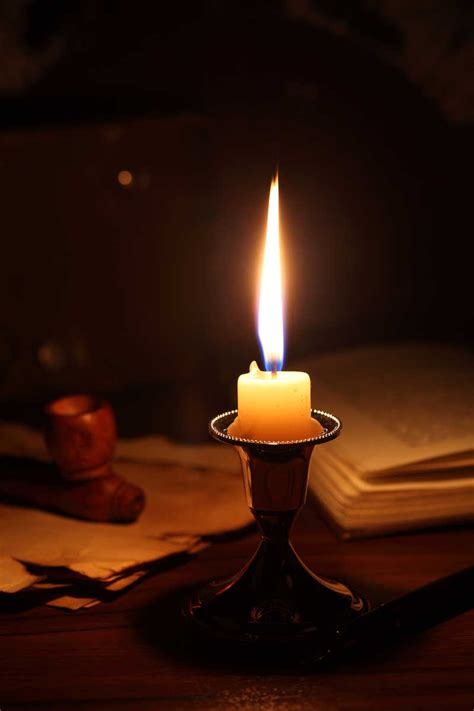 蜡烛和书籍图片-蜡烛旁边摆放着的书籍素材-高清图片-摄影照片-寻图免费打包下载