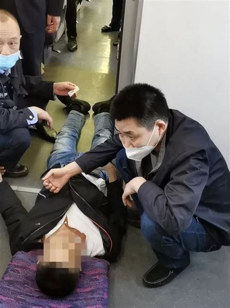 高铁上男子突然晕倒，广东医生紧急出手！|高铁_新浪新闻