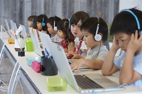 正在学习电脑操作的儿童高清图片下载-正版图片502028478-摄图网