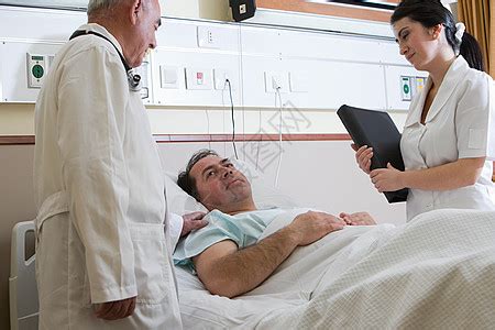 医生围在住院病人床前交流高清图片下载-正版图片501866811-摄图网