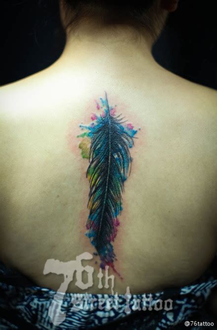 女生后背精美漂亮的彩色羽毛纹身图案