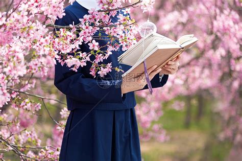 甜美女生头像读书背影