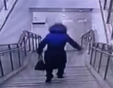 女子为追地铁摔下楼梯 监控被地铁员工传网上