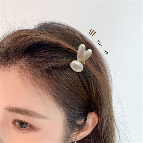 甜美女生夹小发夹头像