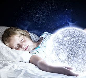 卡通女孩躺在床上看着窗外的月亮gif图片-动态图片基地