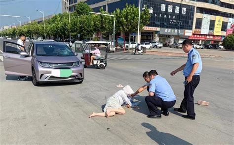 2023年8月9日，项城市公安局民警救助一名车祸受伤女子，受到现场群众的充分赞誉。