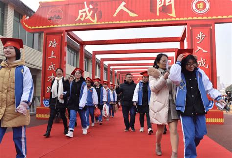 “这是高中生”？北京某中学成人礼现场曝光，评论区却引发争议_照片_家庭会_女生