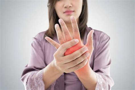 手指关节疼痛怎么治疗最快最好（手指关节痛，提示什么疾病？医生提醒：出现这些伴随症状，要重视） | 说明书网