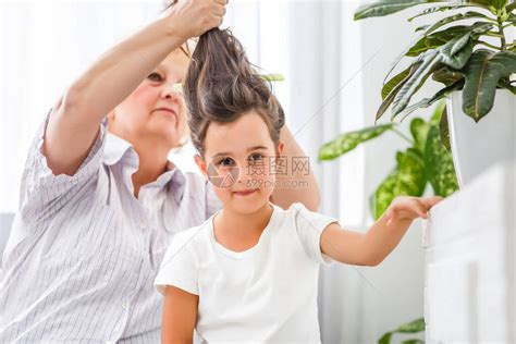 可爱俏皮的小女孩和快乐的中年保姆奶在家可爱的学龄前小孙女和高清图片下载-正版图片506701170-摄图网