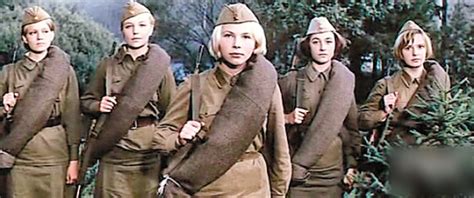 强悍而又美丽的俄罗斯女兵，编制12万人，战场上很难识别军衔_迷彩服