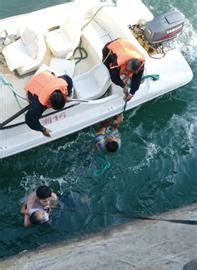 帅小伙五四广场跳海救回两人命 受伤默默离开(图)－青岛新闻网