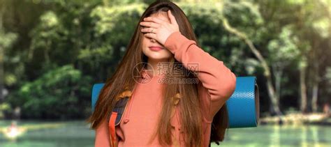 用手遮着眼睛的隐身女孩不想在户外高清图片下载-正版图片505846857-摄图网