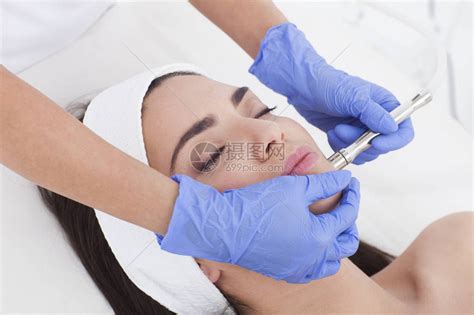 美容师的女人有面部美容治疗高清图片下载-正版图片502869690-摄图网