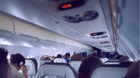 南航CZ3739航班高空突发故障，亲历者在沉默中祈祷：当时只想到孩子_凤凰网视频_凤凰网
