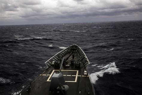 美军菲律宾海大规模军演 3艘宙斯盾舰进入南海_手机凤凰网