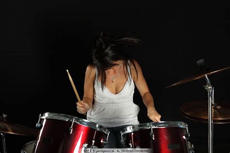 打架子鼓的女性高清图片下载-正版图片501730826-摄图网