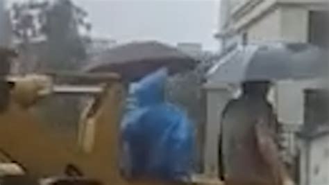 洪水太大无法步行，河南新乡医生坐铲车冒暴雨上班_凤凰网视频_凤凰网