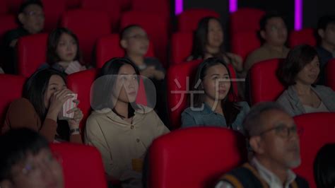 观众坐在电影院里看恐怖节目高清图片下载-正版图片306453043-摄图网