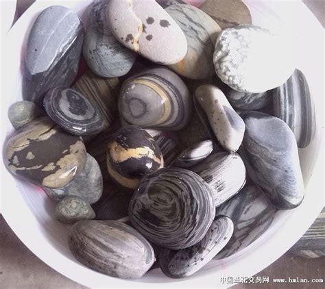 河边常见的石头种类,河边捡的石头怎么分辨,普通石头有哪些种类_大山谷图库