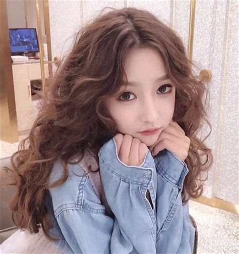 甜美女生卷发头像真人版