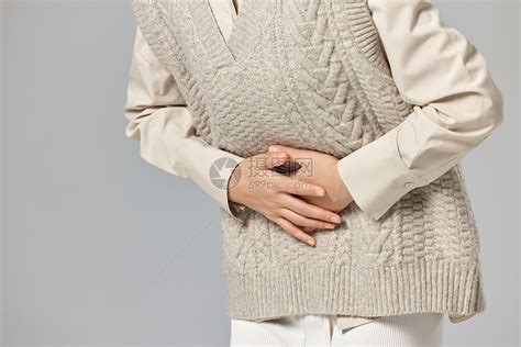 秋冬女性腹部不适特写高清图片下载-正版图片506952976-摄图网
